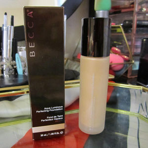 BECCA AQUA LUMINOUS PERFECTING FOUNDATION